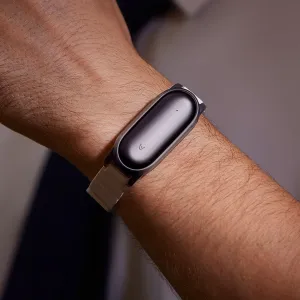 Enregistreur vocal portable PLAUD NotePin sur bracelet, présenté en coloris Violet coucher de soleil