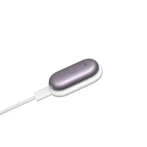 PLAUD NotePin S enregistreur vocal violet avec transcription par IA, présenté avec son câble attaché sur fond blanc