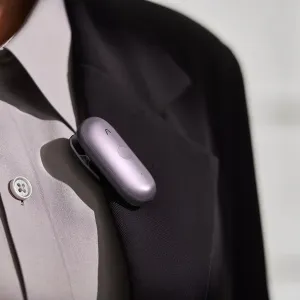 Enregistreur vocal PLAUD NotePin S fixé à un revers, portable compact violet pour la transcription par IA.