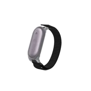 Enregistreur vocal PLAUD NotePin S en violet, présenté sur une sangle tissée pour la transcription IA portable