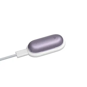Enregistreur vocal portable PLAUD NotePin en violet crépuscule avec câble de charge attaché sur fond blanc