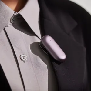 Enregistreur vocal IA portable PLAUD NotePin Violet coucher de soleil fixé au revers d’une chemise
