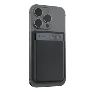 Étui magnétique PLAUD Note fixé au dos d’un smartphone, maintenant l’enregistreur bien en place.