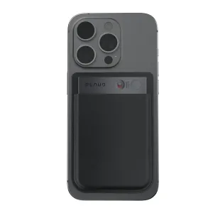 Étui magnétique PLAUD fixé au dos d’un smartphone gris foncé, avec finition texturée et logo PLAUD