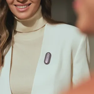 PLAUD NotePin S enregistreur vocal IA violet à clip pour la transcription, porté sur le revers d’un blazer