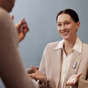 PLAUD NotePin S enregistreur vocal à clip porté sur un blazer pour la transcription par IA pendant les conversations
