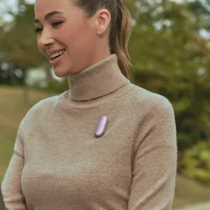 PLAUD NotePin S enregistreur vocal IA violet à clip porté sur un pull pour la transcription nomade