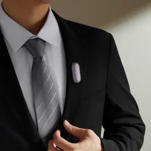 PLAUD NotePin S enregistreur vocal violet à clip, porté au revers d’un costume, pour la transcription par IA