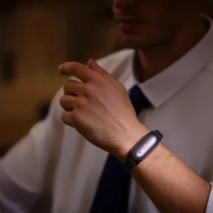 Enregistreur vocal portable PLAUD NotePin S sur un bracelet de poignet, en violet, avec un bouton et un logo.
