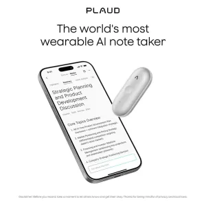 Enregistreur vocal IA portable PLAUD NotePin S à côté d’un smartphone affichant l’application de prise de notes