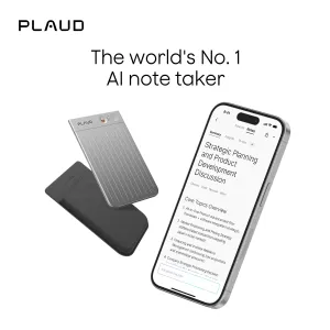 Enregistreur vocal IA PLAUD Note argenté avec transcription, présenté à côté d’une application pour smartphone et d’un étui de protection