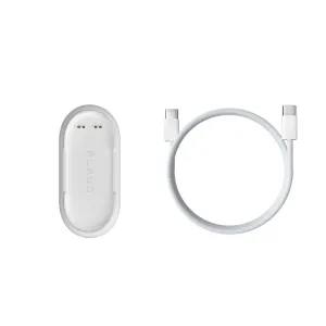 Kit de charge PLAUD NotePin avec station d’accueil magnétique et câble USB-C tressé sur fond de studio blanc