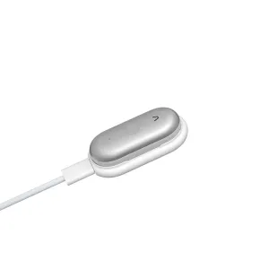 Enregistreur vocal PLAUD NotePin S argent avec câble de charge fixé sur fond blanc