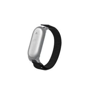 PLAUD NotePin S enregistreur vocal IA argent avec bracelet de port noir et bouton circulaire