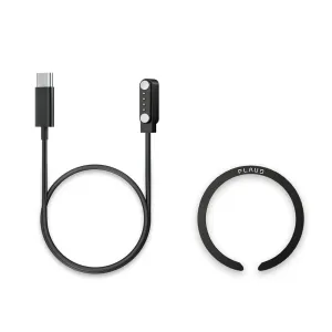 Kit d’accessoires PLAUD Note avec câble de charge noir et anneau de fixation magnétique sur fond blanc