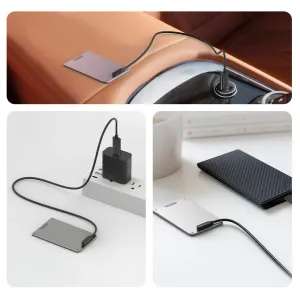 Kit d’accessoires PLAUD Note avec câble de charge noir et anneau magnétique, montré connecté à l’enregistreur lors d’une utilisation quotidienne.