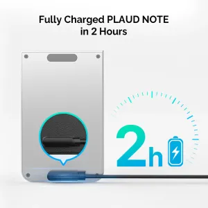 PLAUD Note en charge avec un câble, affiché avec le visuel de batterie « Entièrement chargé en 2 heures ».