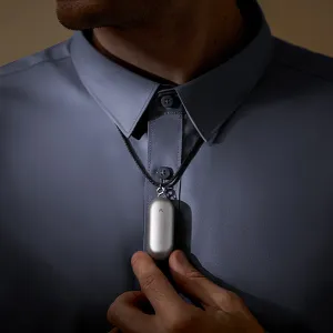 Enregistreur vocal IA portable PLAUD NotePin blanc, porté sur un cordon par-dessus une chemise pour une transcription mains libres