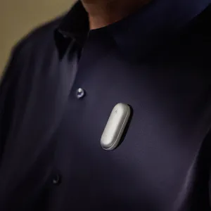 Enregistreur vocal IA portable PLAUD NotePin fixé à une chemise pour la transcription