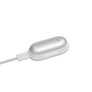 Enregistreur vocal IA PLAUD NotePin en argent lunaire, présenté avec un câble USB-C sur un fond blanc de studio.