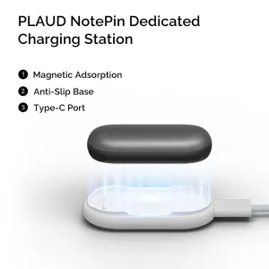 Station de charge magnétique PLAUD NotePin avec câble USB-C, montrant la station de charge blanche et l’appareil NotePin