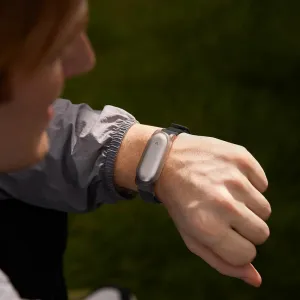 Bracelet PLAUD NotePin porté au poignet, montrant le support réglable pour enregistreur à mains libres.