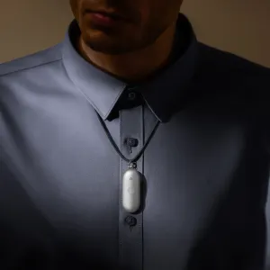 PLAUD NotePin S argent, enregistreur vocal portable, suspendu à un tour de cou sur une chemise