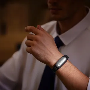 PLAUD NotePin S enregistreur vocal portable sur bracelet de poignet, design ovale argenté avec bouton central