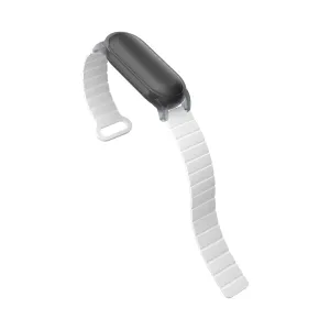 Enregistreur vocal IA portable PLAUD NotePin avec bracelet blanc segmenté sur fond blanc en studio