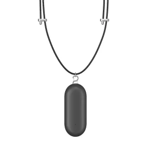 Enregistreur vocal portable PLAUD NotePin suspendu à un cordon noir avec clip, dans une élégante finition noire