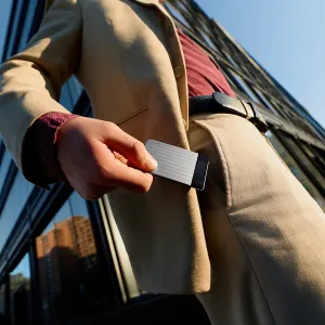Grabadora de voz con IA PLAUD Note Pro sostenida en la mano, mostrando un diseño delgado en negro y plata para llamadas y reuniones.