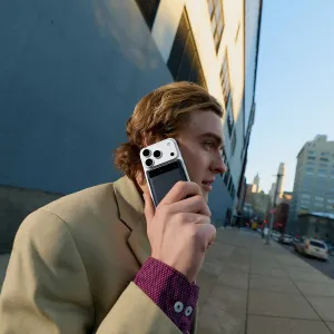 PLAUD Note Pro, grabadora de voz con IA acoplada a un teléfono inteligente para llamadas y reuniones, con un diseño negro y delgado.