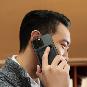 Grabadora de voz con IA PLAUD Note Pro acoplada a un smartphone mientras se sostiene junto a la oreja durante una llamada