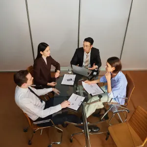 Grabadora de voz con IA PLAUD Note Pro mostrada en una reunión de negocios sobre una mesa de conferencias