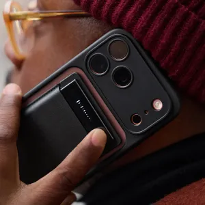 Grabadora de voz con IA PLAUD Note Pro sujeta a una funda para smartphone, sostenida cerca de la oreja para grabar llamadas