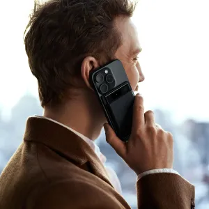 Grabadora de voz negra Plaud Note Pro sujeta a un smartphone durante una llamada telefónica