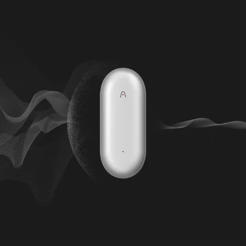 PLAUD NotePin in Cosmic Gray, von vorn gesehen: längliche, abgerundete Kapsel mit kleiner LED-Anzeige oben und einem Punkt unten.