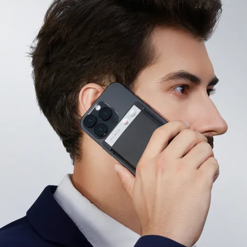 Magnetische schwarze Schutzhülle für PLAUD NOTE KI-Recorder, schlank und rechteckig, an der Rückseite eines Smartphones befestigt.