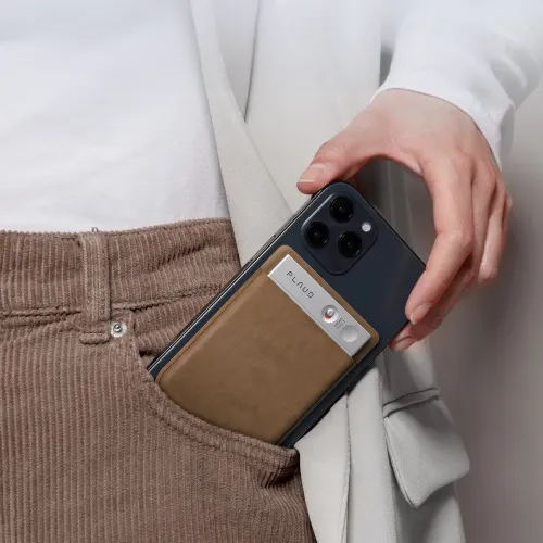 Braunes magnetisches Case, das an der Rückseite eines Smartphones befestigt ist; schlanke, rechteckige Form mit silberner Oberseite, Logo und Taste.