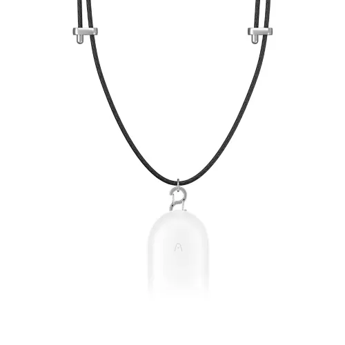 Schwarzes Schlüsselband mit zwei silberfarbenen Verstellern und einem Federhaken, der ein weißes, abgerundetes Gerät befestigt, mittig vor weißem Hintergrund.