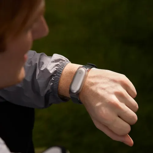 PLAUD NotePin-armband buret på en handled, som visar den justerbara hållaren för handsfree-inspelaren.