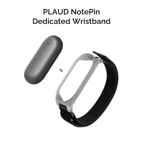 PLAUD NotePin Armband mit grauem Halterahmen und schwarzem, gewebtem Band mit Schnalle; breite Öffnung, graues NotePin Modul daneben abgebildet.