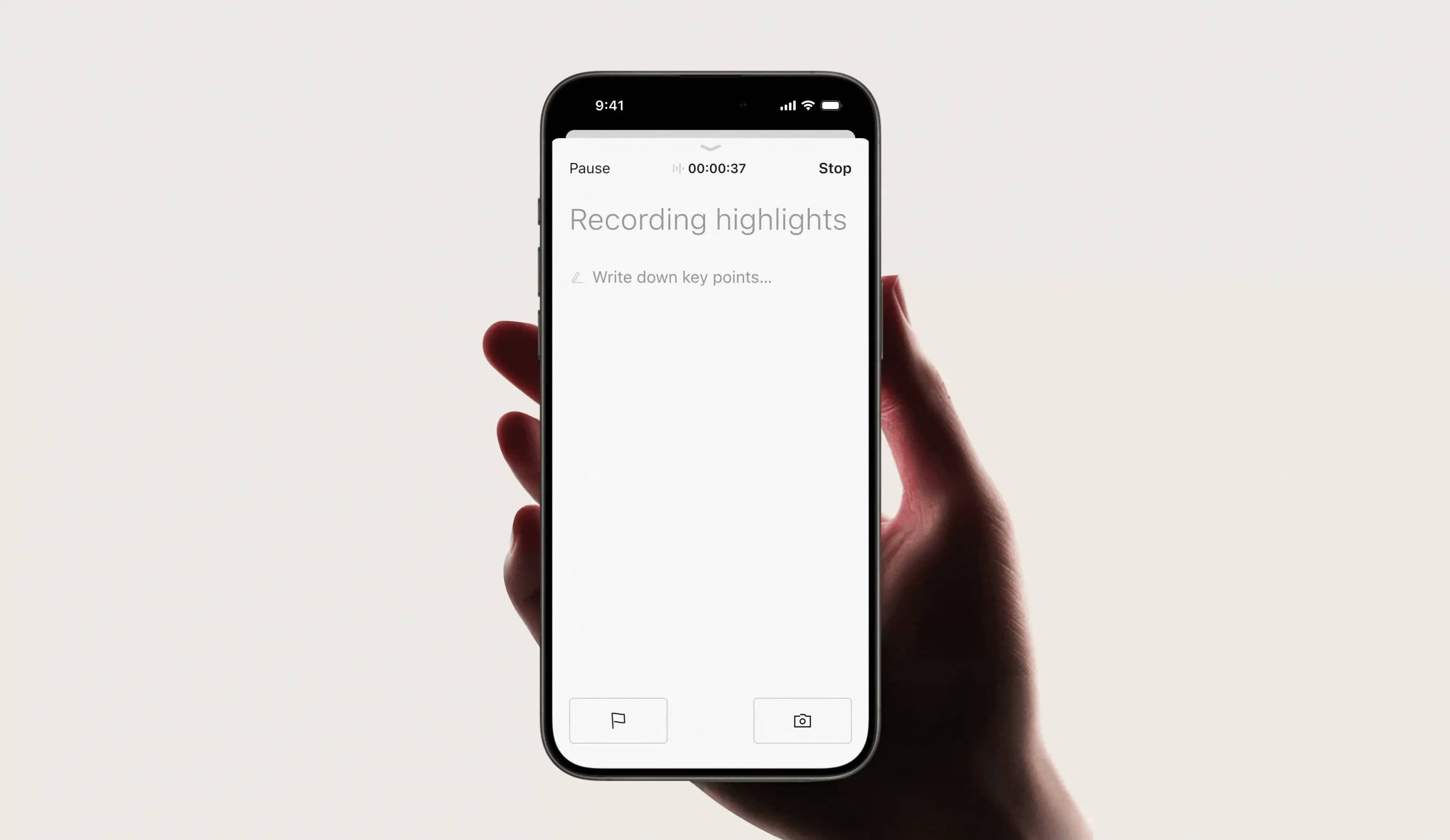 PLAUD NotePin-klämma i kosmisk grå fäst på skjorta under vit rock, oval och låg profil med slät front utan portar på bröstet.